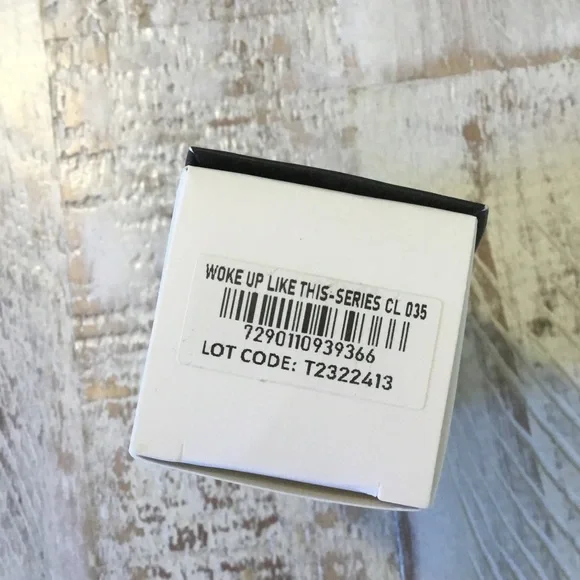 IL MAKIAGE Woke Up Like This Foundation in Black Packaging - Picture 4 of 7